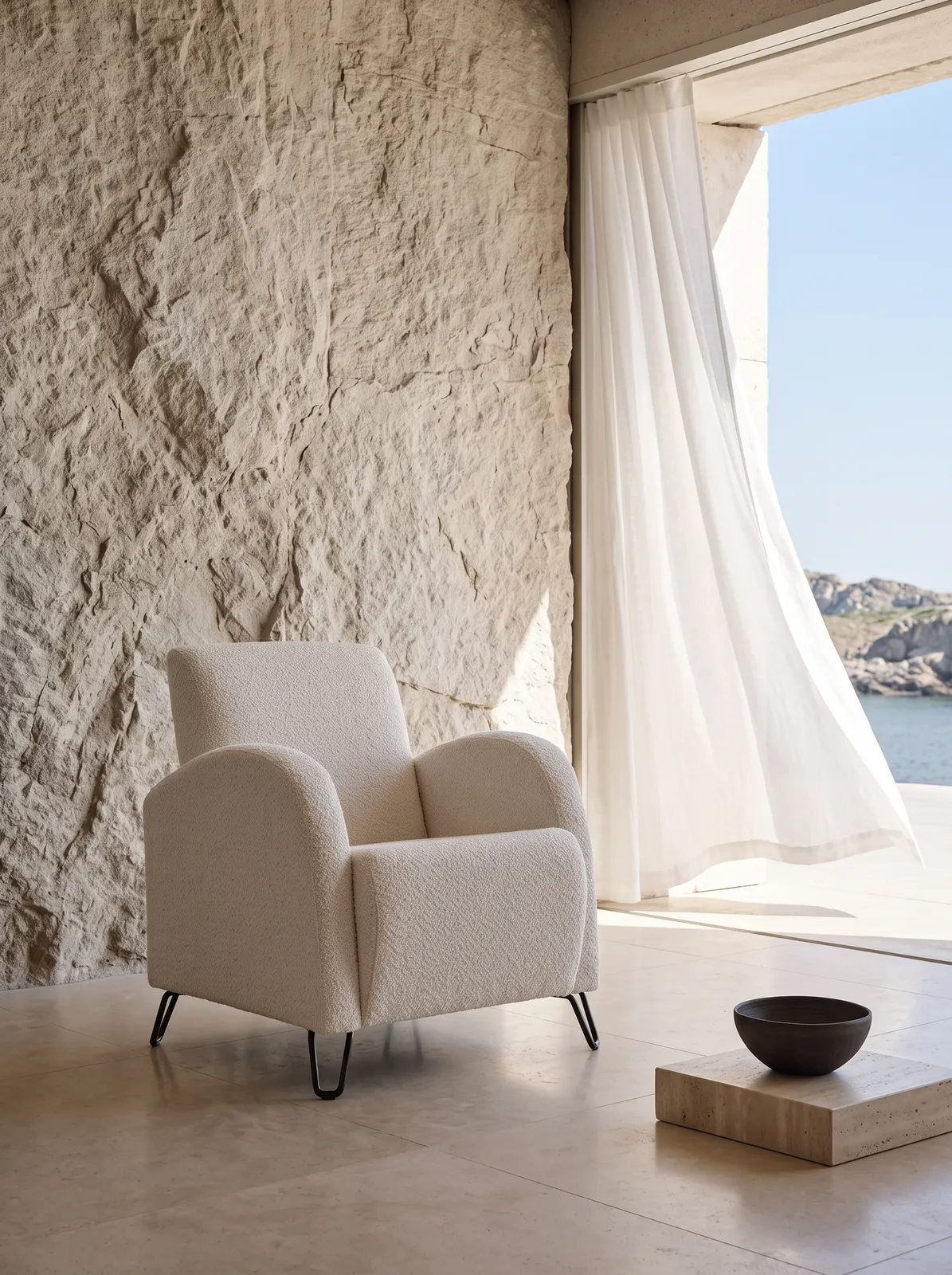 Butaca Nessen Dorel en una galería de piedra junto al mar