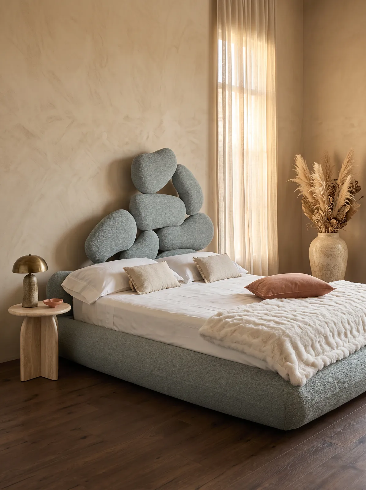 Cama con cabecero tapizado en dormitorio de proyecto