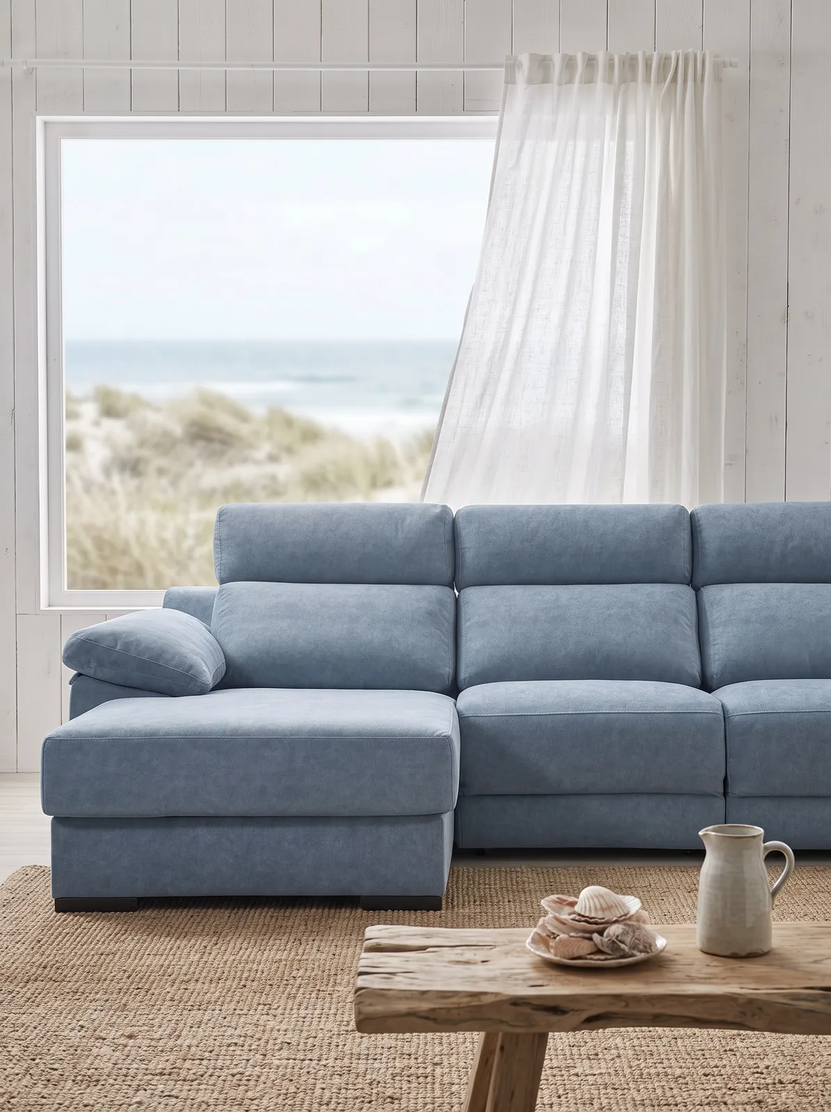 Sofá Nessen Roma azul en una casa costera