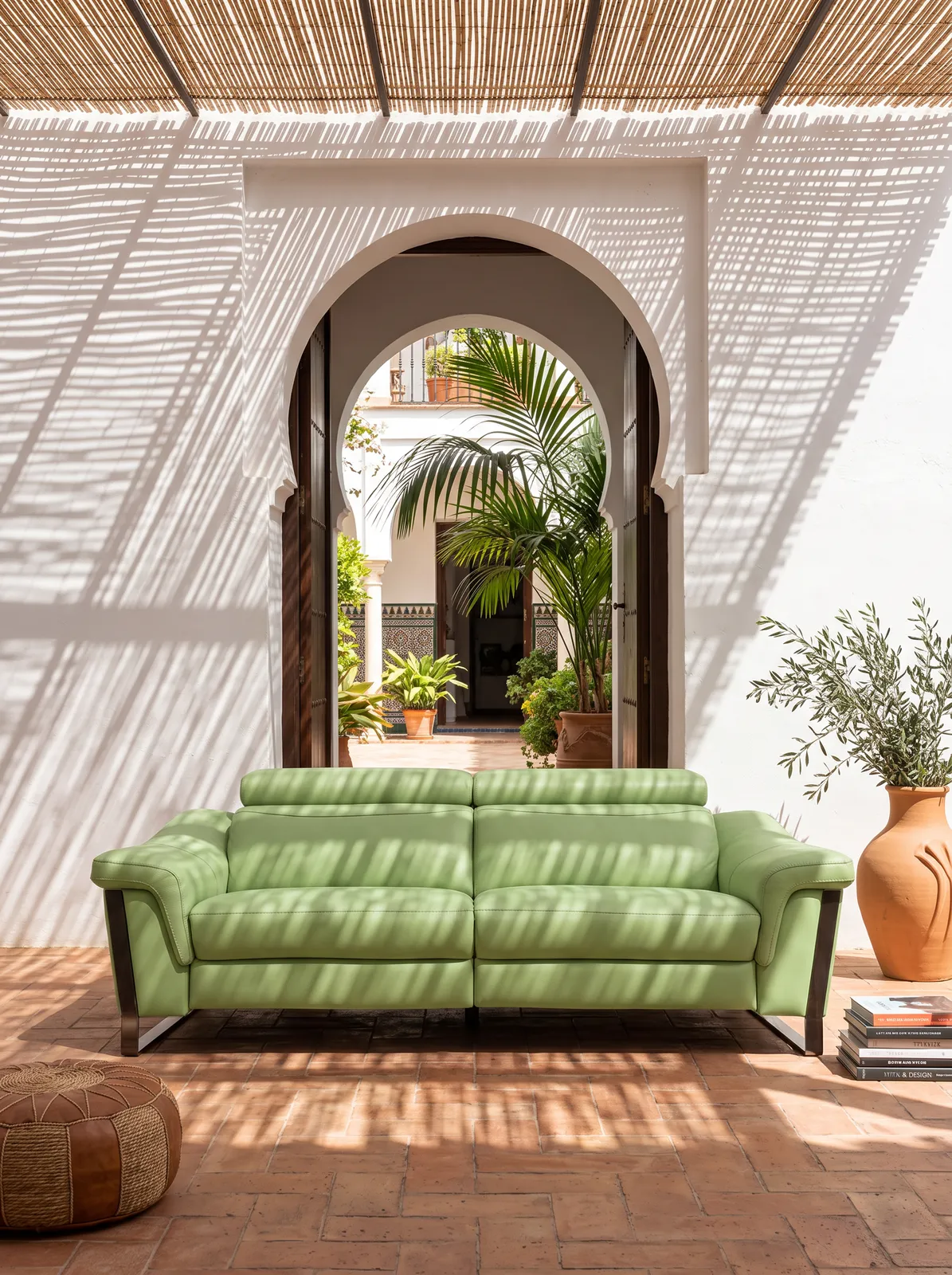 Sofá Nessen Saura en piel verde en un patio andaluz